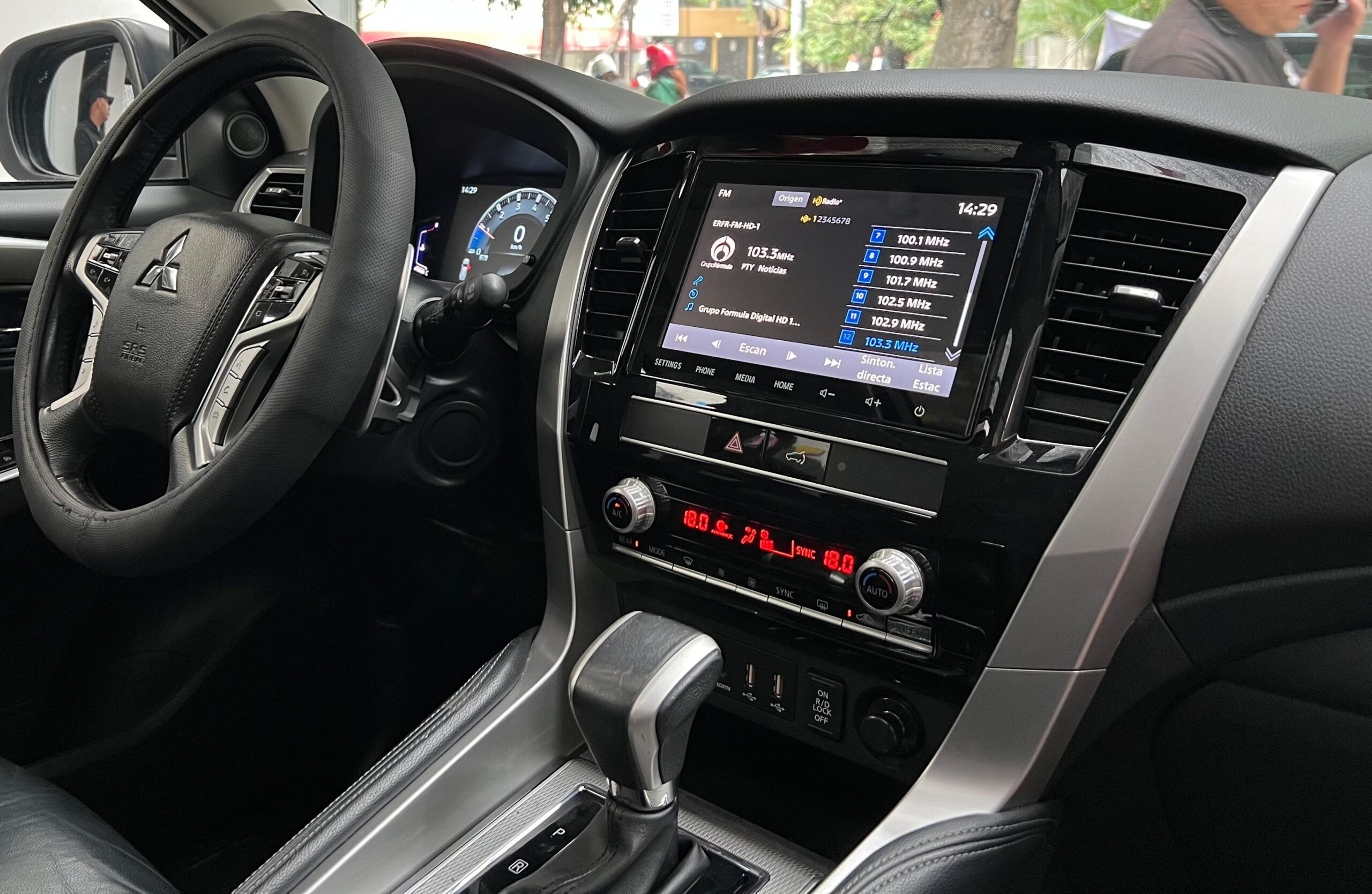 MITSUBISHI MONTERO SE SPORT (9158) - Image 13