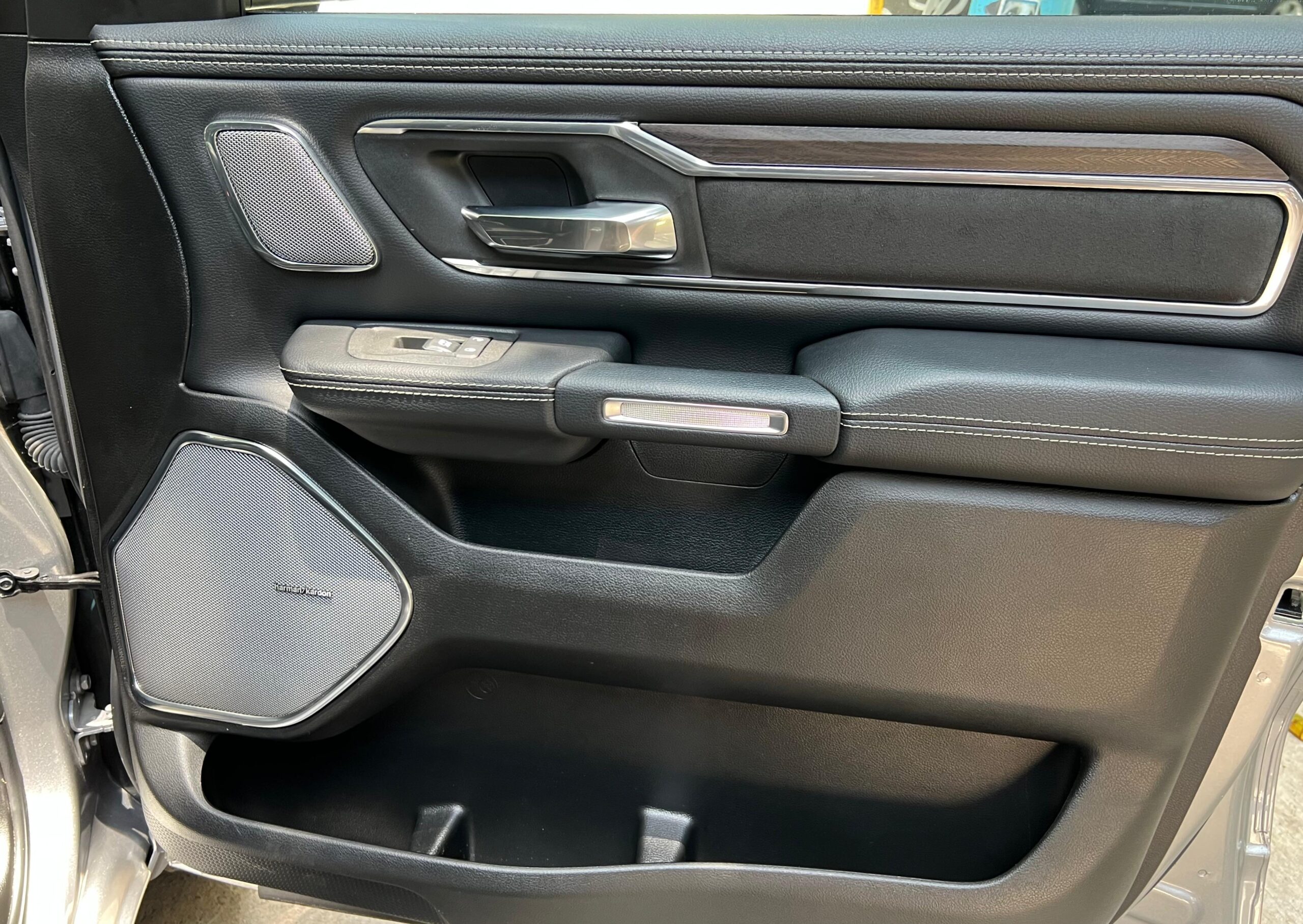 RAM 1500 LARAMIE SPORT CREW CAB 4X4 (1510) - Image 23